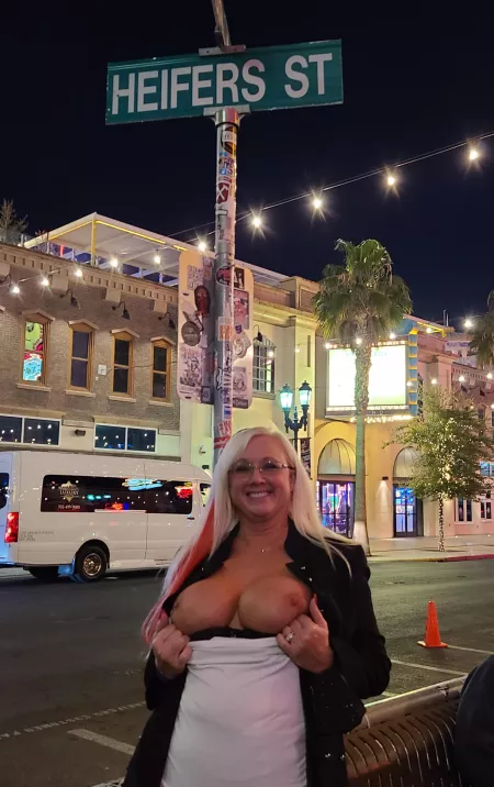 This is from a trip to Vegas a few months back, outside Hogs and Hiefers by kitty_feral