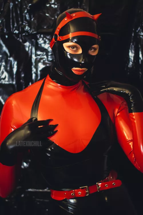 This is my new go to hood. But I’m definitely fantasising about getting another one in red latex by LATEXnCHILL