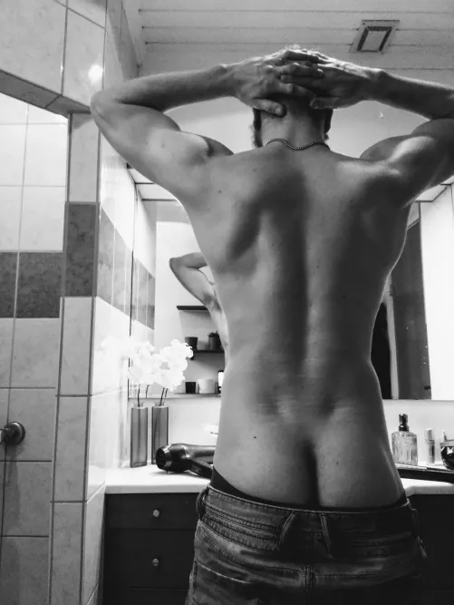 This is my pre-covid body, now I'm a stick again. by MWallin