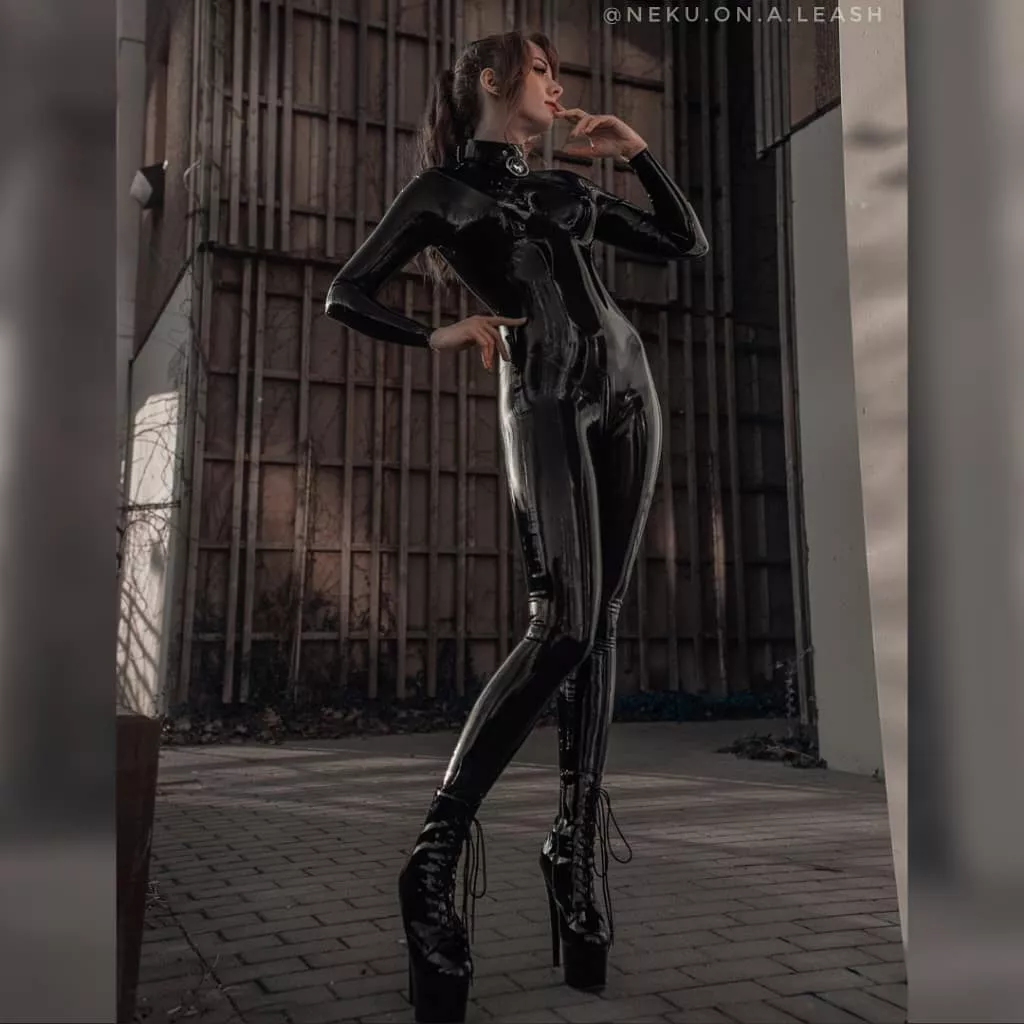 This is my second time ever, wearing latex out in public 🙈 Photo by @mai.captures posted by Neku_On_A_Leash