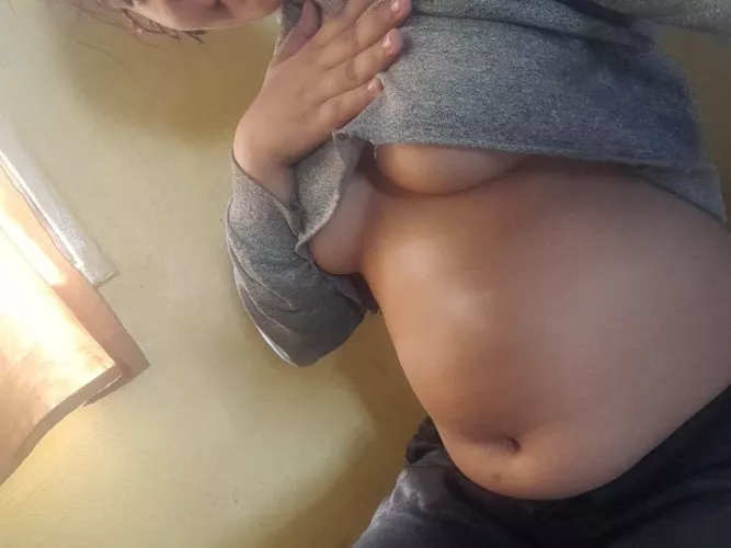 This is my sexy tummy, I want to reach 150k some feeder willing to help me. reach my goal😍🥰🐷🐽 addme k i k : yulian.guerra by maria_guerra28