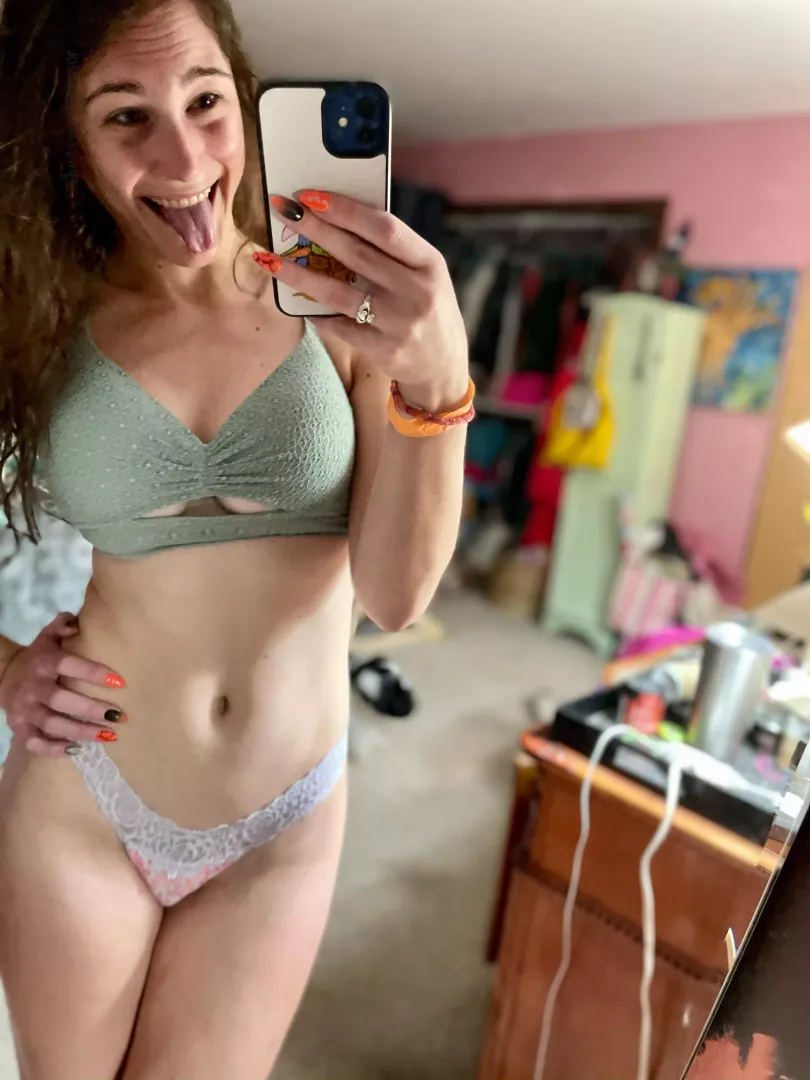 This little underboob keyhole is hot af posted by TheAveryOConnor