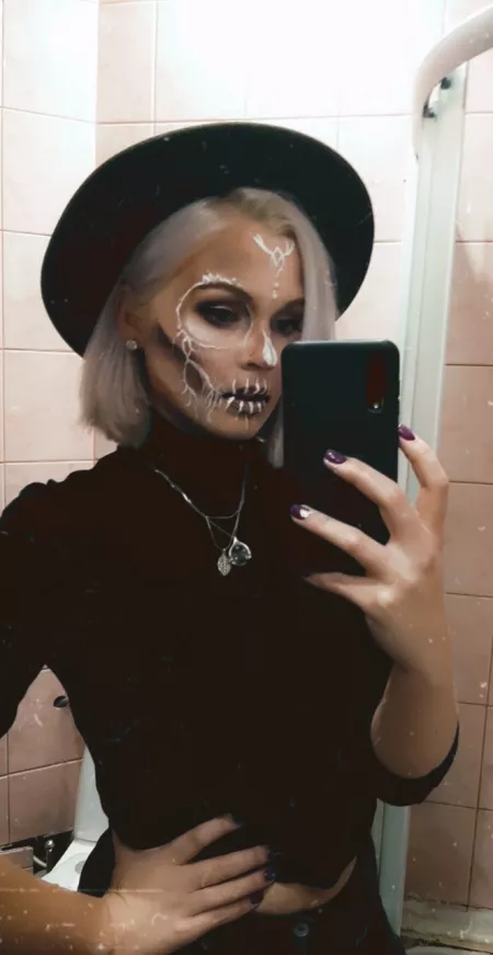 This mekup make me fill slutty, 😏😏😏💦 by [deleted]