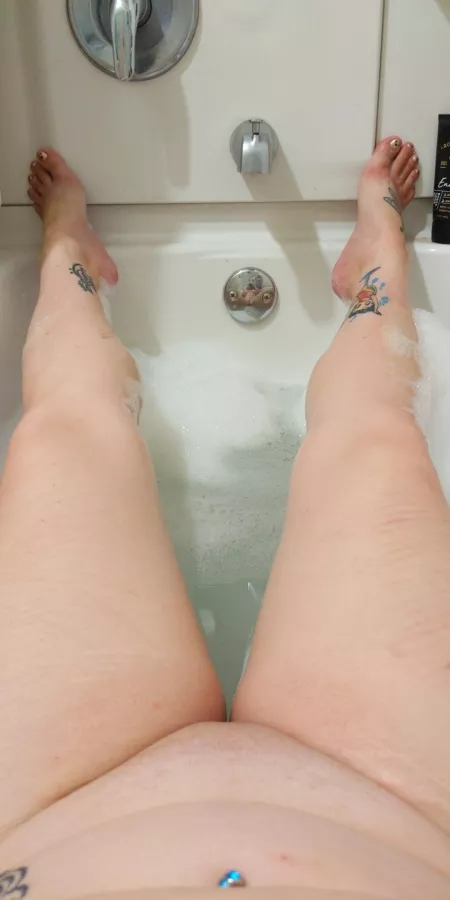 This one probably needs a closer reflection inspection...(34/f) by coluraturachicky