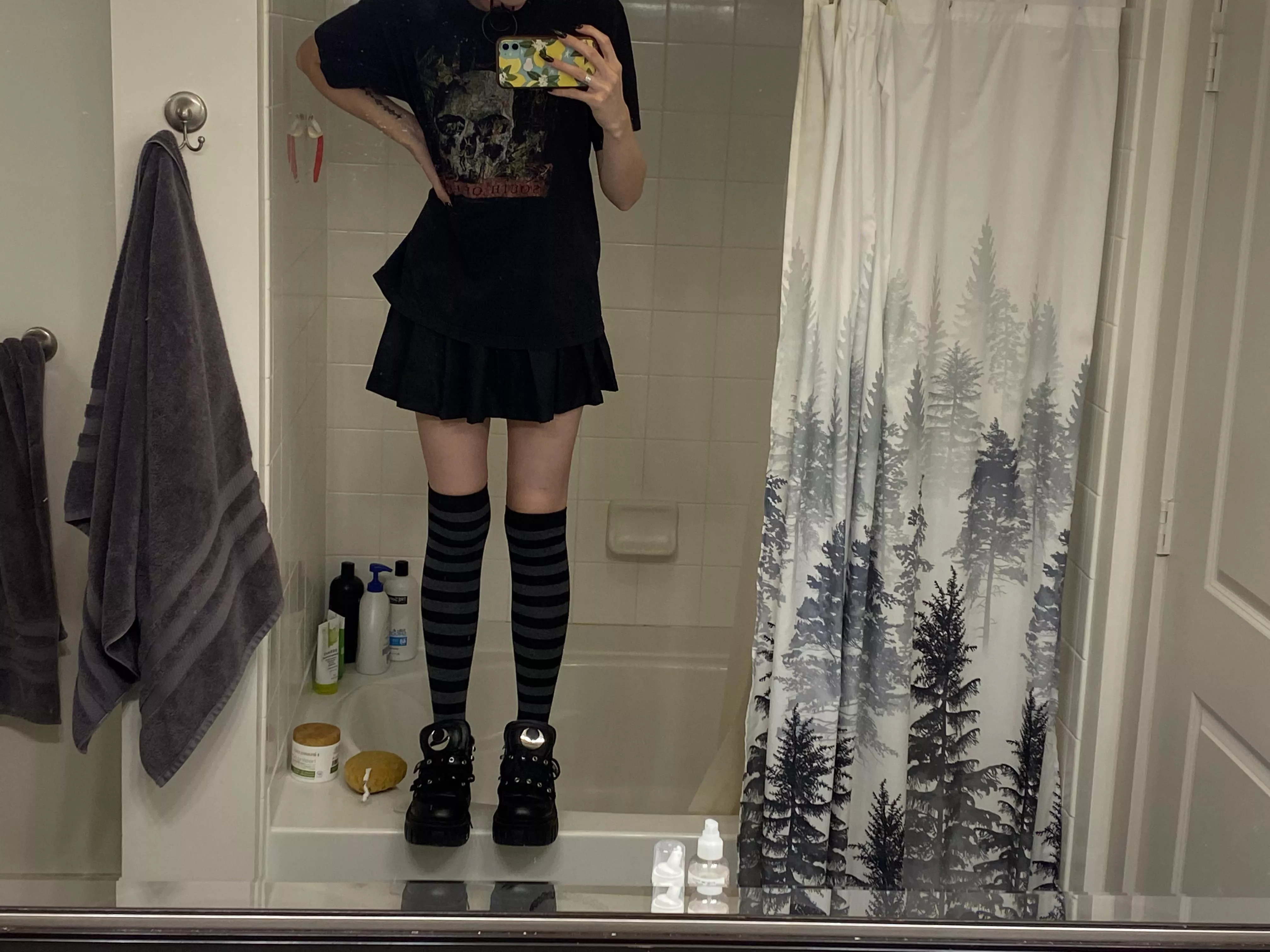 This pic makes me feel like a little bat 🦇🖤 posted by Human-Frosting-7949