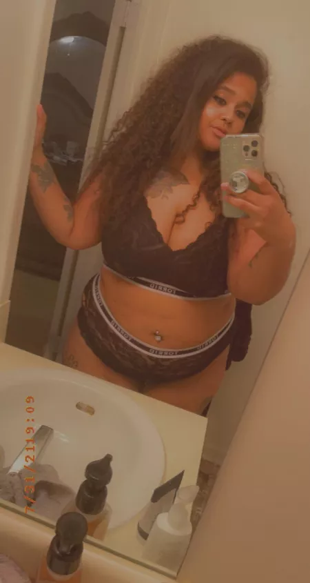 This weather calls for cuddling 😏 by Caramarlthick_69