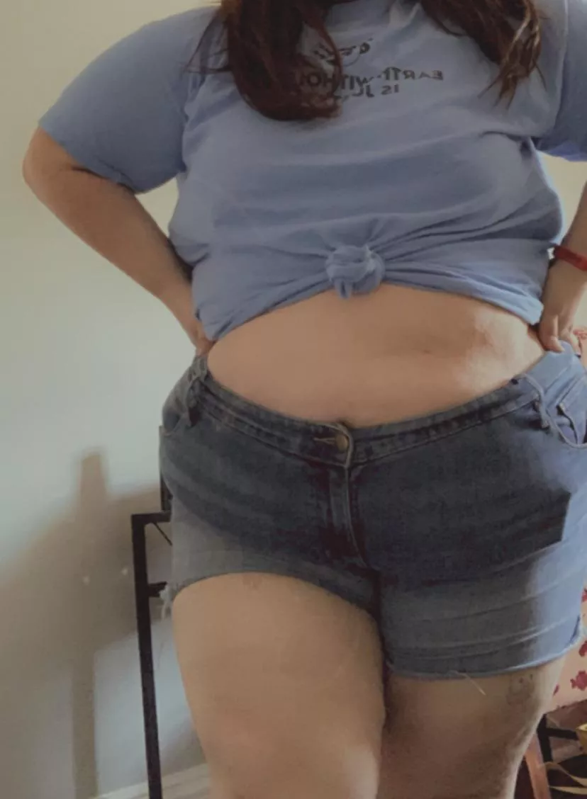 Those thighs 👀 posted by lydbaby_