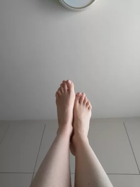 Thought I'd post another feet pic! by mariea91