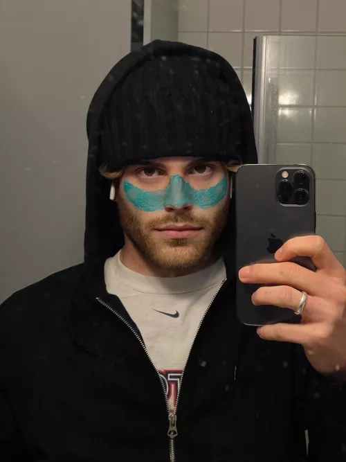 Thought I’d try a different mask 😷 by Asterike