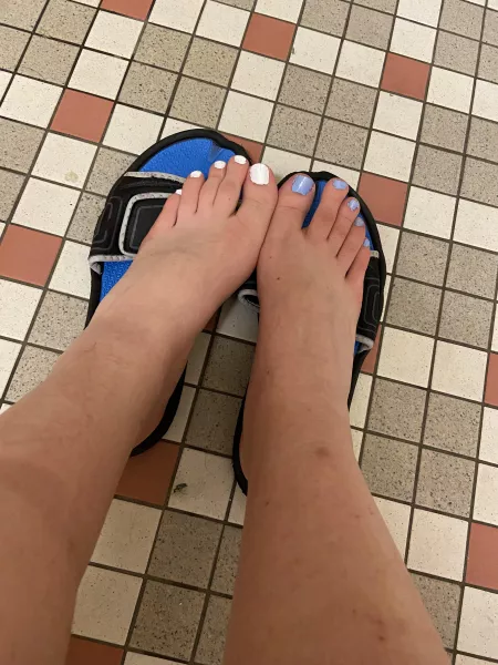 thought my feet looked cute here 💙 by uwuJadeuh