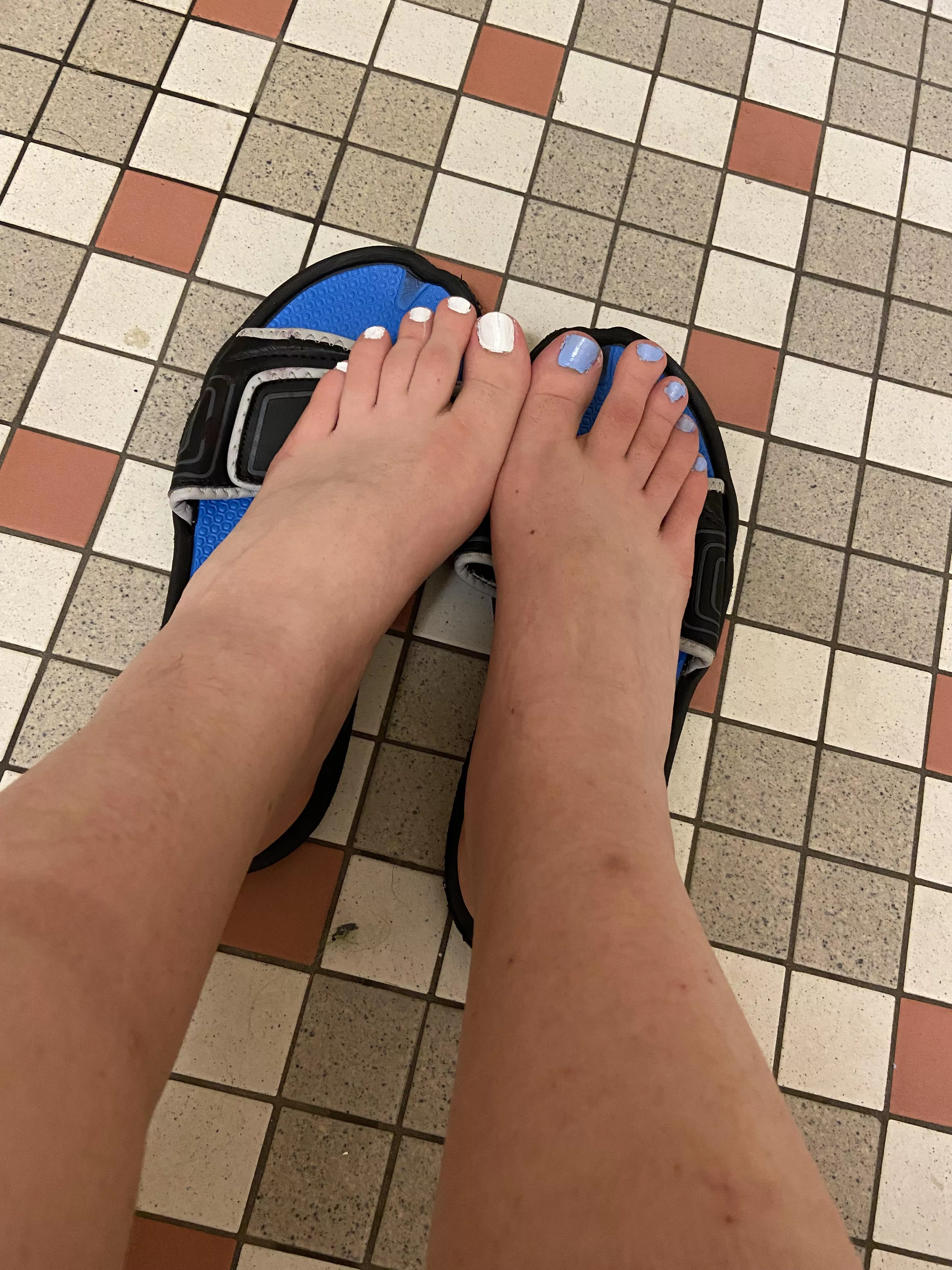 thought my feet looked cute here 💙 posted by uwuJadeuh