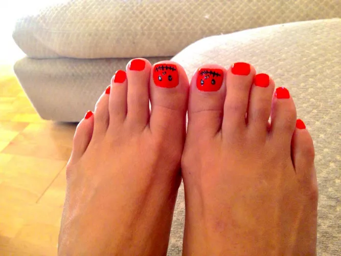 Throwback to Halloween pedicure (f)or my feet lovers. Hubby luvs my 50 yo feet. Do u by Princessmilffeet