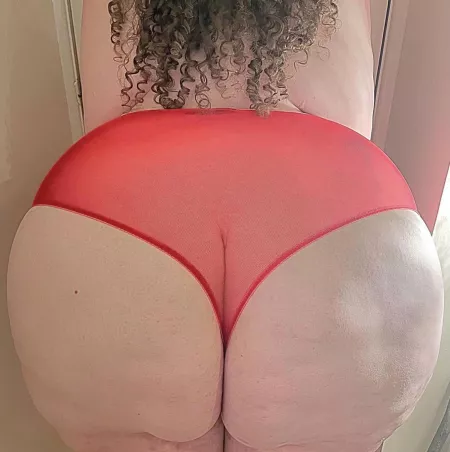 Throwing it back to the OG pic that kicked off CurlyKate … my big British ass in red panties 🍑🥰😈 by Curly_Kate_