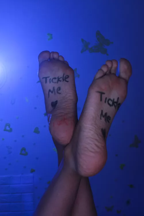 Tickle me ☺️ by Alexiacdgr