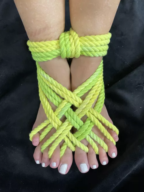 Tie up my toes by PlaywithJessica