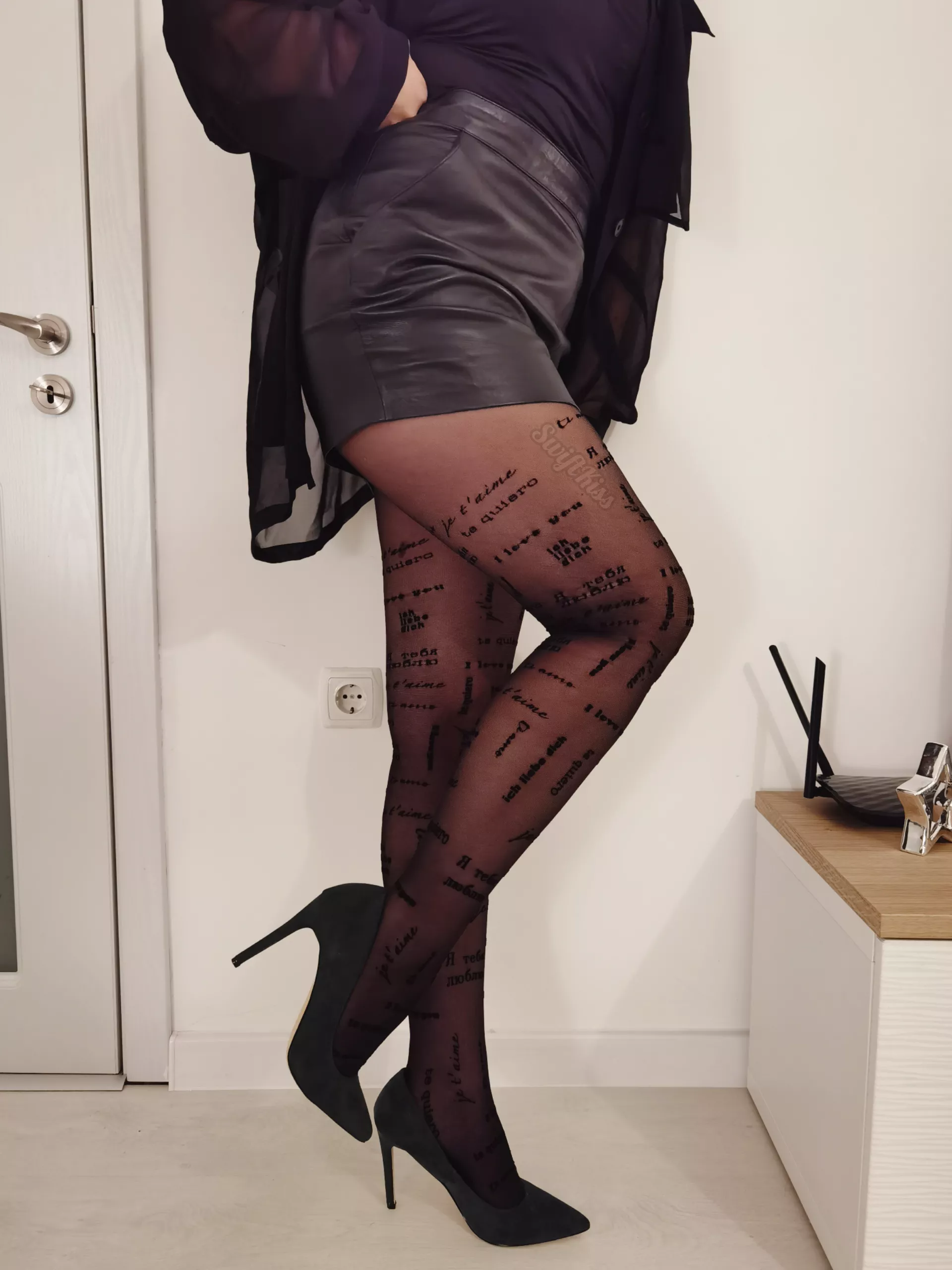 Tight Leather mini skirt for the office posted by swiftkiss