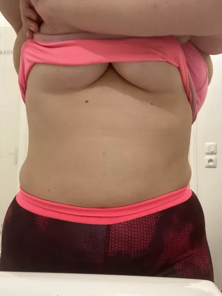 Time to take a shower after that long workout 🥵 anyone wants to join? 💦 by lovelymiaof