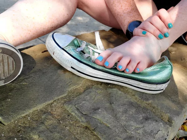 Time to wake up and start your weekend off right by worshiping these soles and toes... care to guess my favorite color? 😉👄❤ by mombod1234