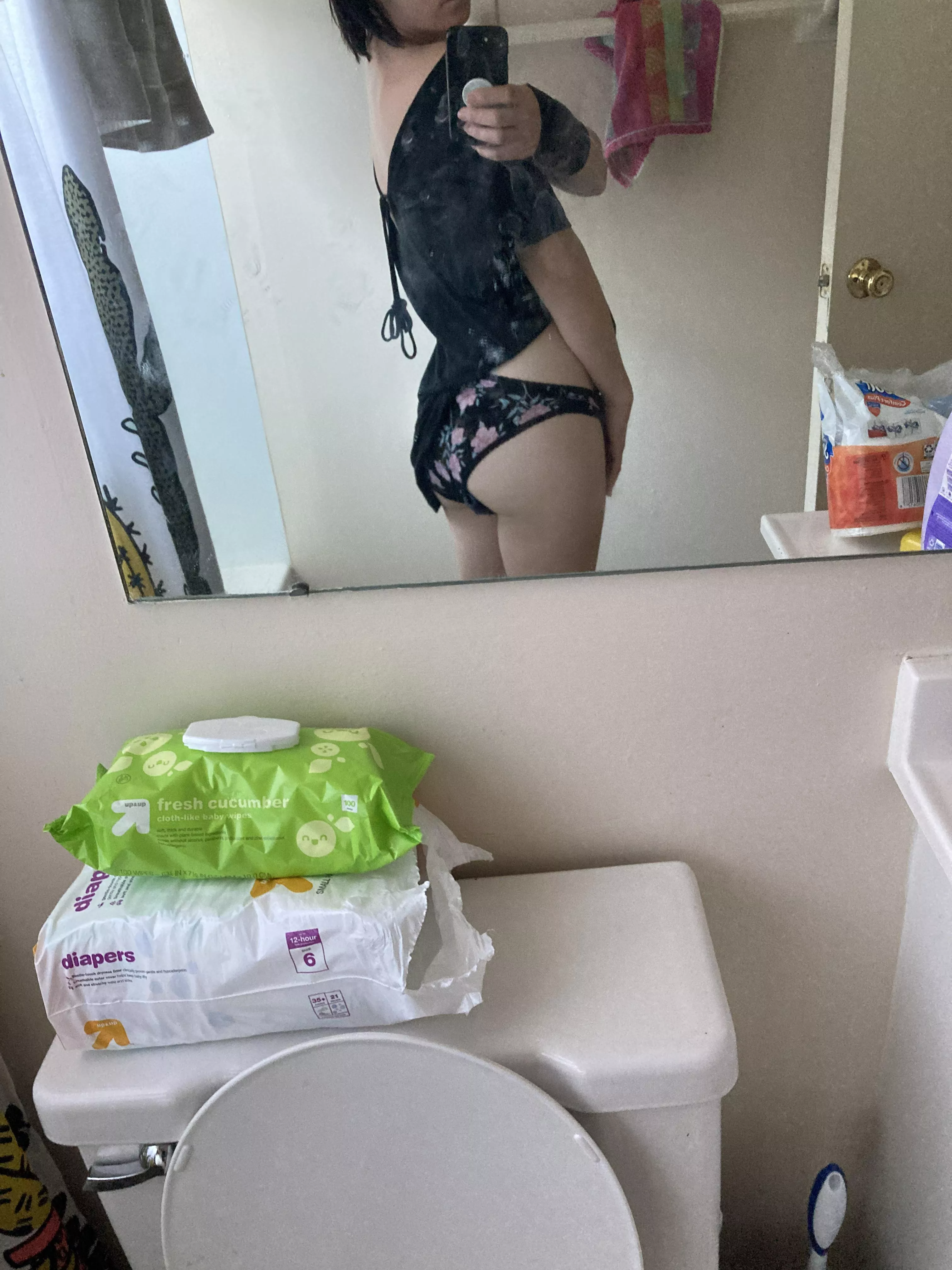 Tired mom a$$ posted by apetitechou