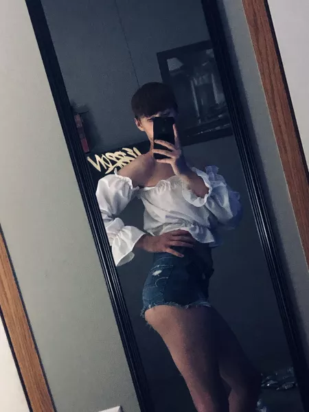 Tired of this pose yet😘 by Far-Panda-9563