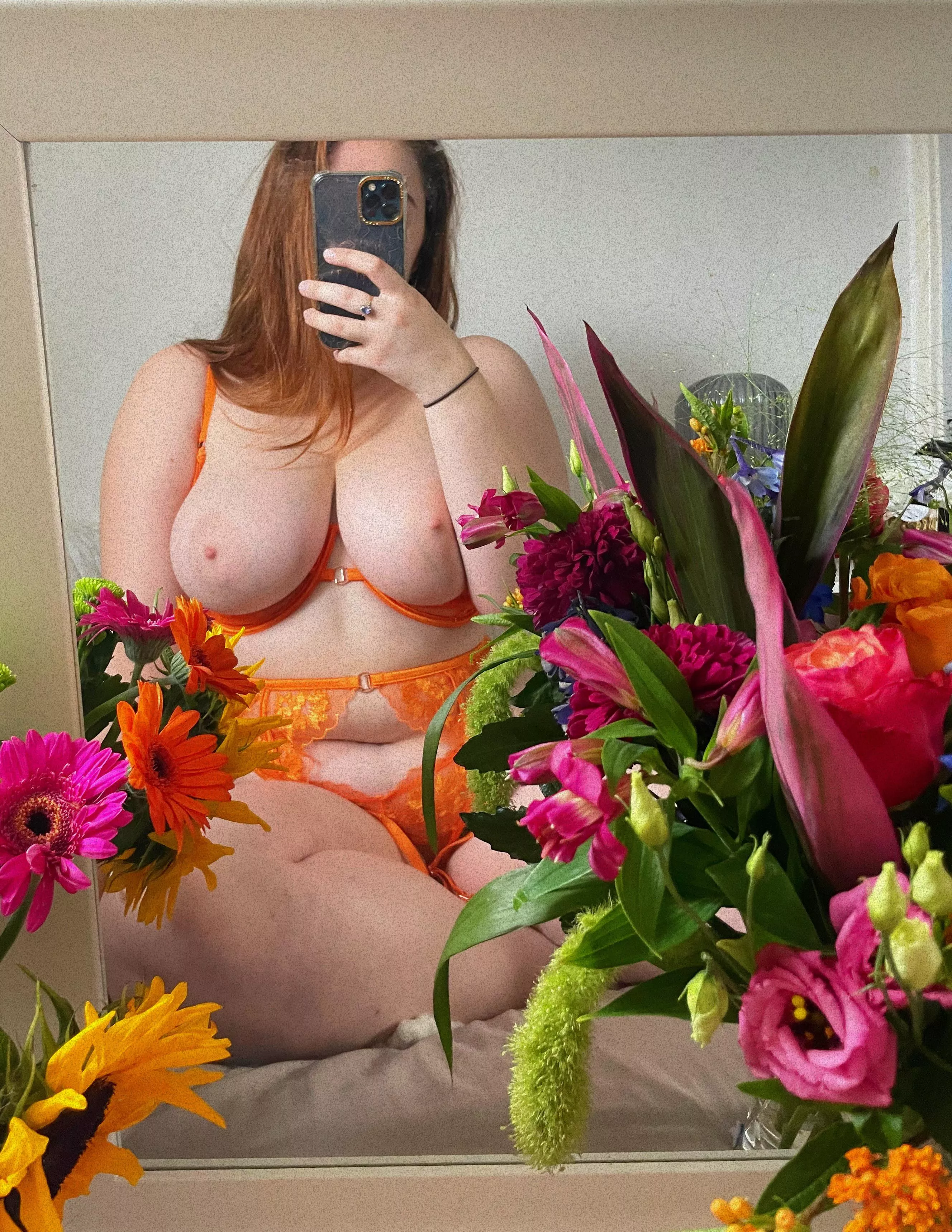 Titties and flowers 🌷🌾 posted by lingeriequeenx