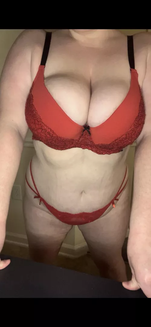 Titties trying to get wild and pop out 🖤 by buxxxombrunette