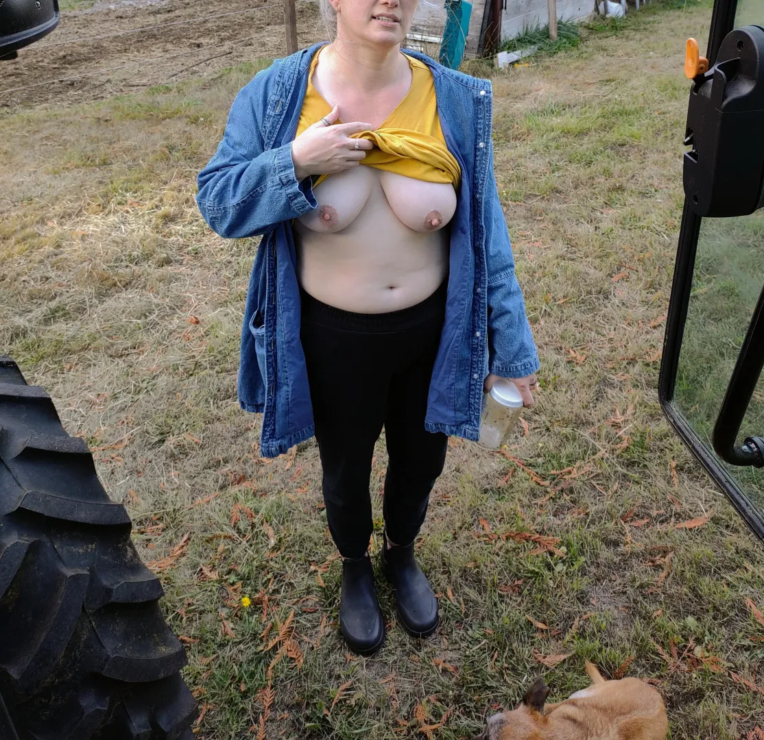 Titty Flash posted by AppleDan86