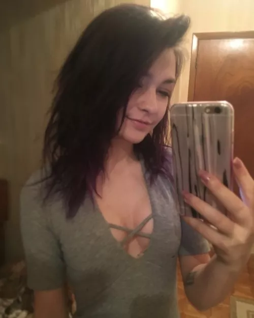 ✨To the FEW ppl who will see this: DM me to get a FREE recent nude cuz I'm feeling slutty af! by This_Nectarine_4786