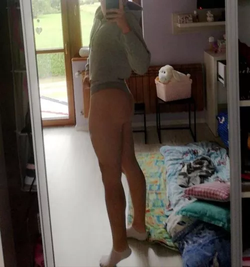 today a friend asked me if I liked any girl from the class. I said yes, I haven't had sex in a long time. Then I went home and I dreamed of my friend going to fuck my ass. Damn what's wrong with me. I'm taking these pictures again. by sisssyxxxy