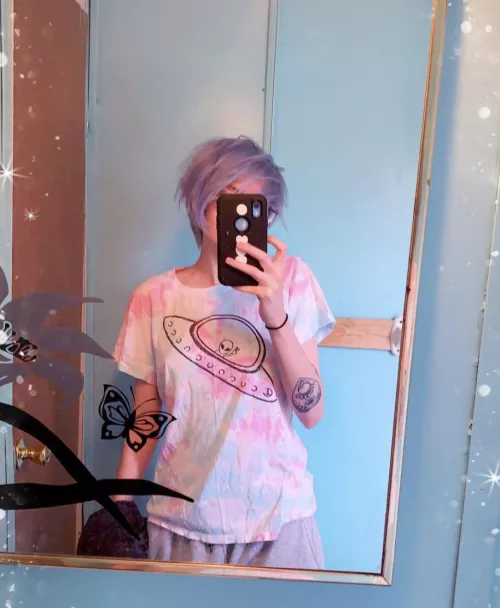 Today was kinda rough for me so I wanted to show off my new favorite shirt and spread good vibes. Hope y’all are all doing good💙 👽 by dejectedwraith