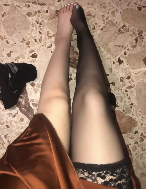 Today your [domme] is feeling great, and wants to bless you with these beautiful legs. Are you ready to take off my stocking with your mouth? Don't waste my time, hurry up baby. 🧦😏 by lolazahira
