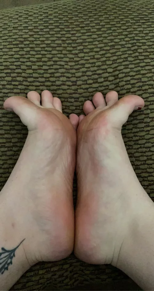 Toes and a little sole~ by RoseBunni97