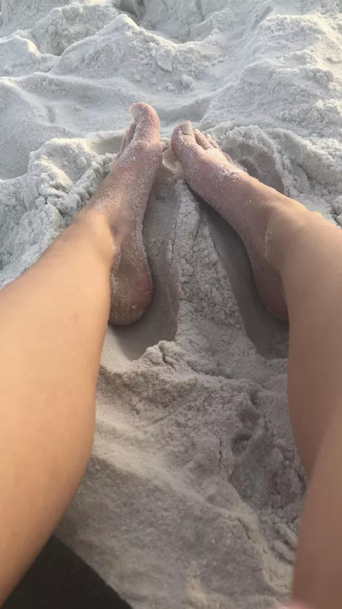Toes in the sand by realprettyangel