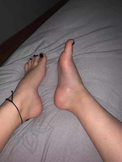 toes n soles, what looks better? 🙈 they all ready for fun. dms/pms r welcome by pessbeach