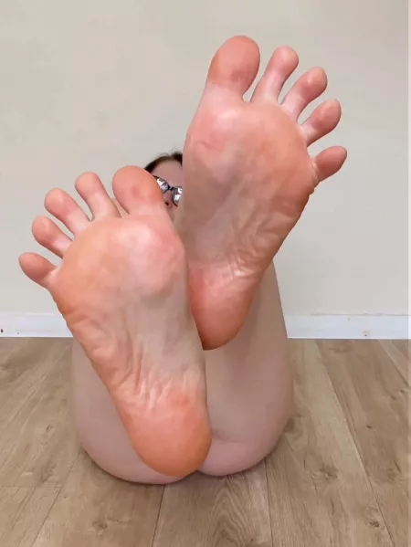 Toes spread and waiting for ur tongue by helenrofficial