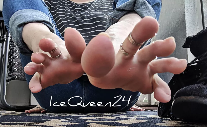 toes by Ice_Feet24