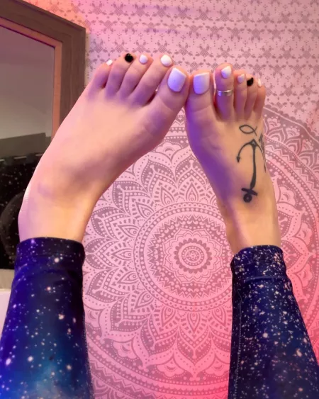 toes up! by suddenly_sare