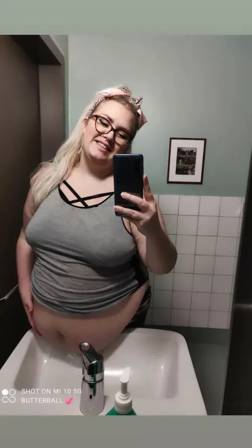 Tonight is going to be filled with snacks, heavy cream shakes, cake and chocolate 🤤 I CANT WAIT 😃 by swedishbutterball