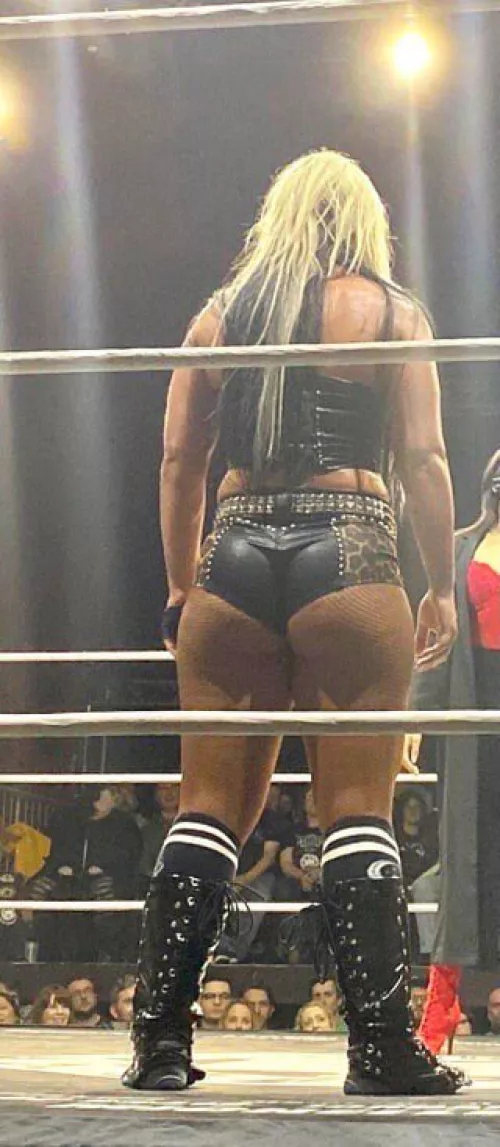 Toni's big booty 🍑 by Stratusfactiontime