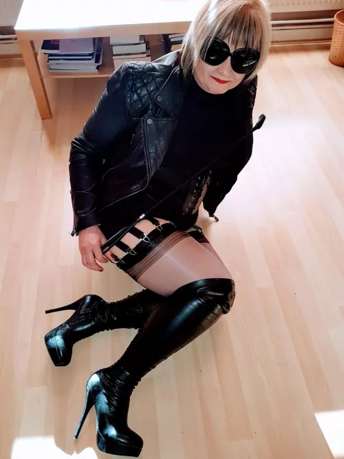 Too much ? by nylonteese