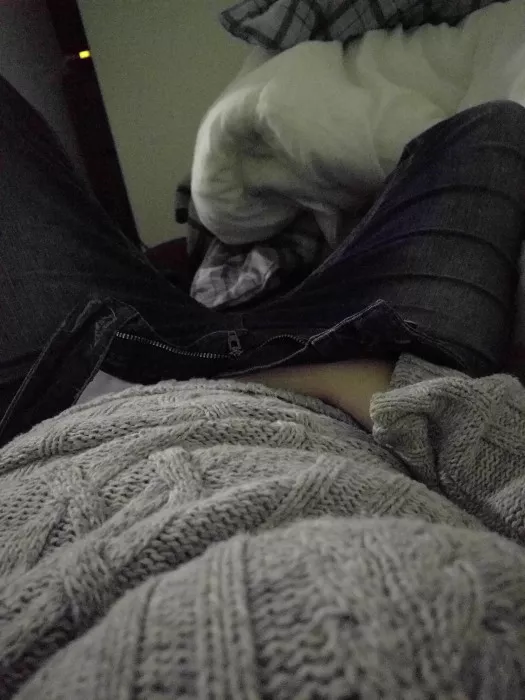 Took a break from housework when I got to the bedroom posted by Ludetino