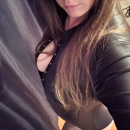 (Top 17%) 33yo MILF: 34D, brunette, average build, wide ass, shaved pussy, curvy legs and small feet. Nude pictures/videos, Masturbation, dildo, anal play, Solo play, Sex simulations, Sex Videos, Blowjobs, JOI and stripping. Chat and tributes included ra by OneHotMYLF769