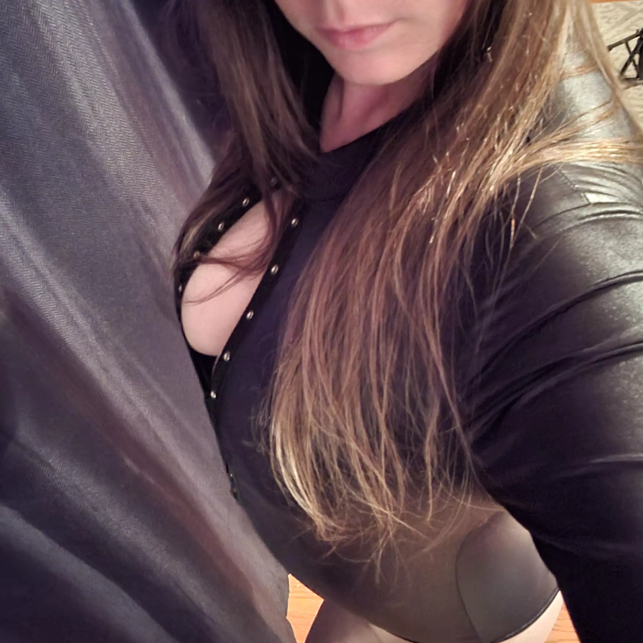 (Top 17%) 33yo MILF: 34D, brunette, average build, wide ass, shaved pussy, curvy legs and small feet. Nude pictures/videos, Masturbation, dildo, anal play, Solo play, Sex simulations, Sex Videos, Blowjobs, JOI and stripping. Chat and tributes included ra posted by OneHotMYLF769