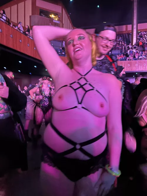 Topless and carefree by goodgirlsbendover