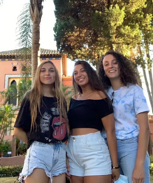 Tourist girls by AlcaldeVeteYa