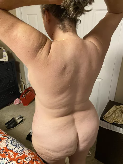 Trading hot older milf with great mom bod. Must show face and send sample. Kik Sullymac67 by sullymac67