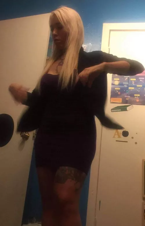 Trading my gf, 24yo from UK. Into slim babes and milfs. Send a photo sample to start with asl. HazShep77 on kik. Bonus if you take Live Photo’s by Antique_Criticism_40