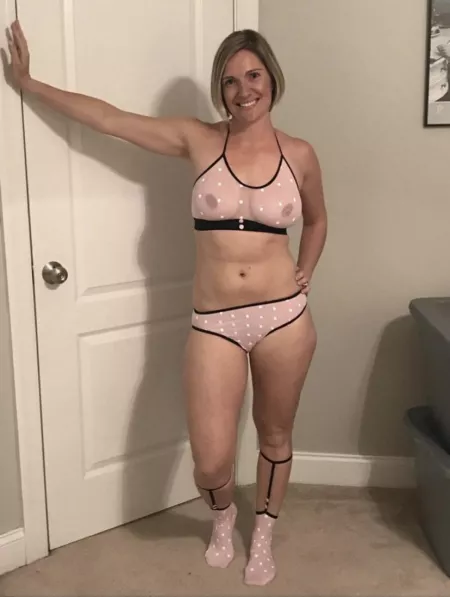 Trading pics, send a face pic of your girl and I’ll return with sexy content. No saving or sharing…Kik: sarab_hotwife5 …no single guys by sarab_hotwife5