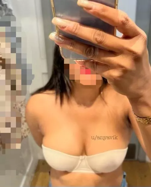 Trial room selfies are the best ! [F] by Anyavik