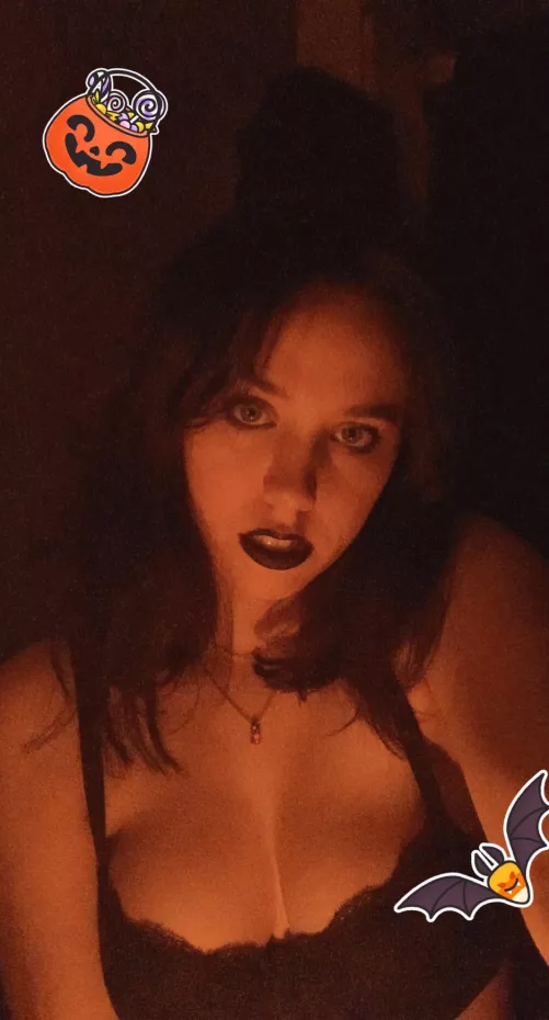 Trick or treat 😈🖤 by maddivi